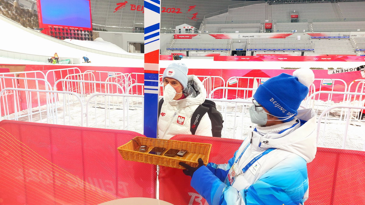 Piotr Żyła był strasznie zdziwiony, kiedy zobaczył w wiklinowym koszyku dyktafony dziennikarzy