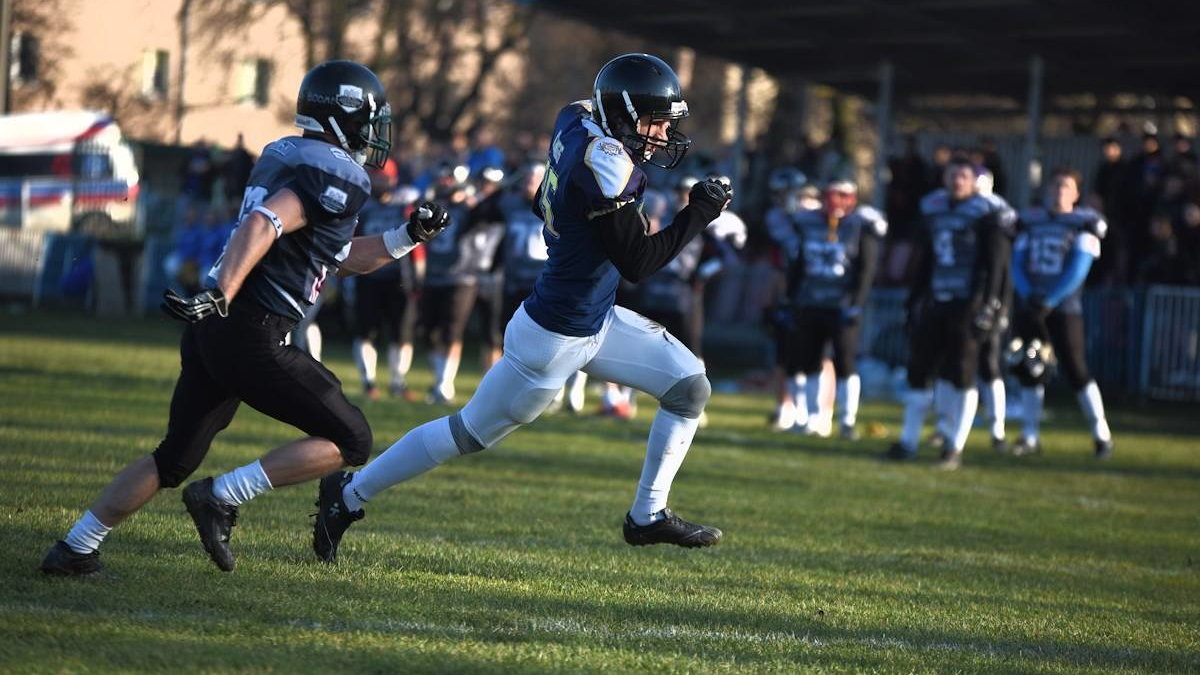 Szymon Czernecki mija przeciwnika podczas Christmas Bowl 2015, fot. Adam Pawłowski