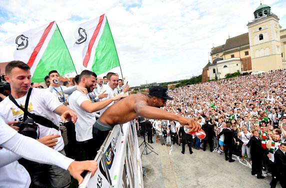 18521167 - PIŁKA NOŻNA EKSTRAKLASA DEKORACJA LEGII WARSZAWA (Feta na Placu Zamkowym)