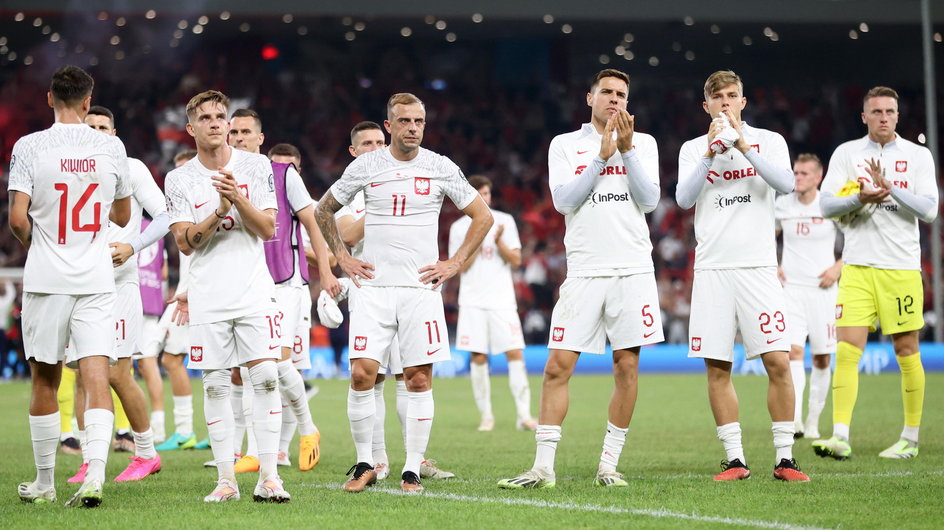Miny polskich piłkarzy po wyjazdowych meczach w eliminacjach Euro 2024 są niezmienne Przegrali w Pradze, Kiszyniowie i teraz w Tiranie