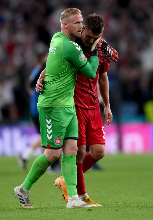 Kasper Schmeichel pociesza Joakima Maehle