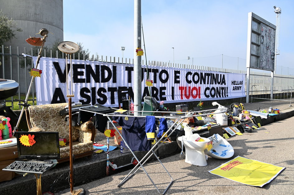 Fani Hellasu zorganizowali protest w formie... bazaru