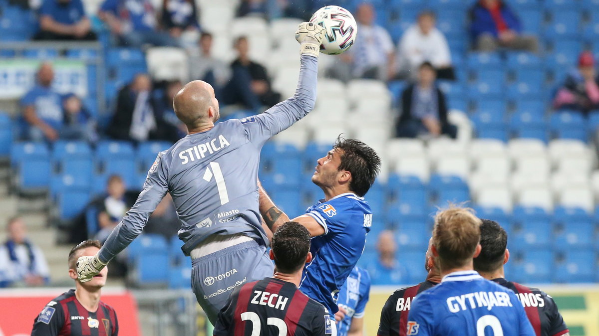 Dane Stipica (Pogoń Szczecin) i Karlo Muhar (Lech Poznań)