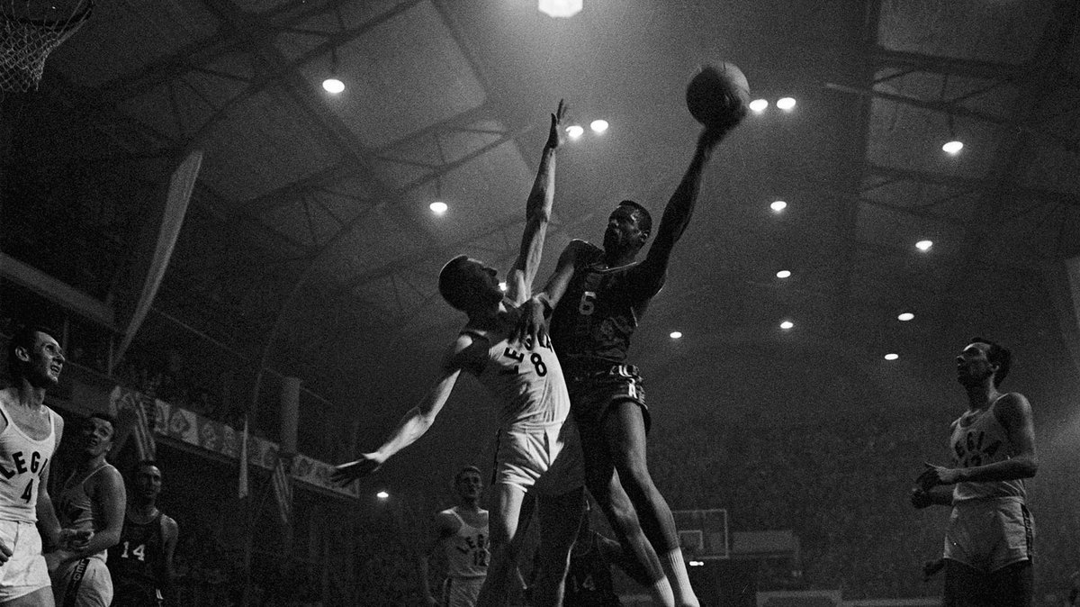 Mecz Legia Warszawa - All Stars NBA w Hali Gwardii. Stanisław Olejniczak (nr 8) próbuje zablokować Billa Russella. 