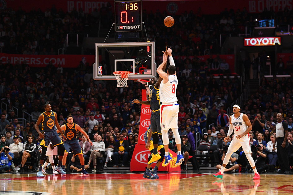 Mecz NBA pomiędzy Golden State Warriors i Los Angeles Clippers. W tle tzw. shot clock