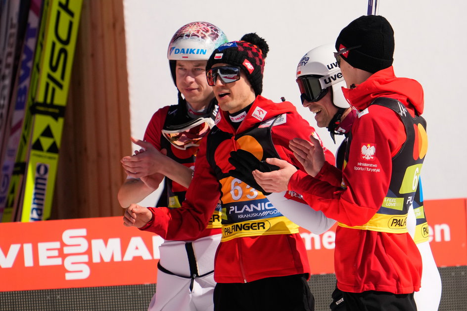 Kamil Stoch z kolegami z kadry.