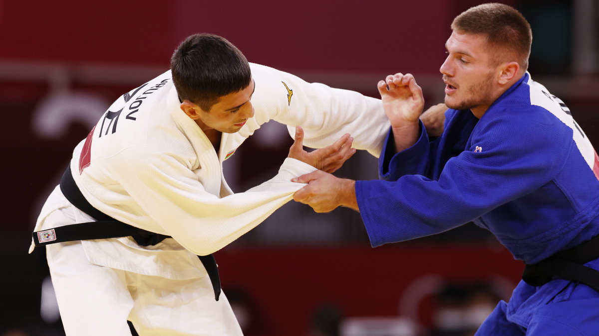 Rustam Orujov (w białym stroju) z Azerbejdżanu w walce z Akilem Gjakovejem (w niebieskim stroju) z Kosowa podczas repasażu w judo mężczyzn na IO w Tokio