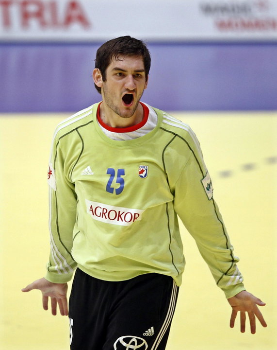 2010-01-30T164748Z_01_NSO09_RTRIDSP_3_HANDBALL-EUROPEAN.jpg