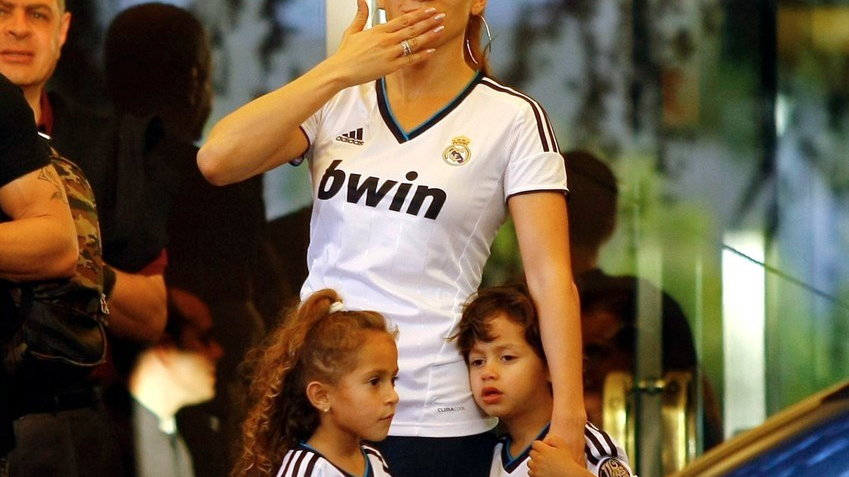 Jennifer Lopez i jej dzieci w koszulkach Realu