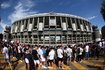 Kibice czekający na prezentację Edena Hazard przed Santiago Bernabeu