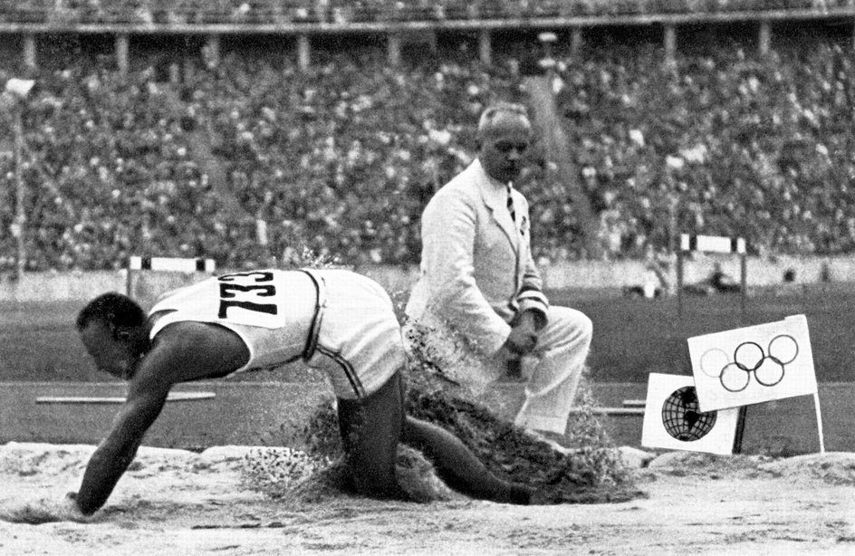 Jesse Owens w skoku w dal stoczył pasjonującą walkę z Niemcem Luzem Longiem, zdobywając czwarty złoty medal olimpijski.