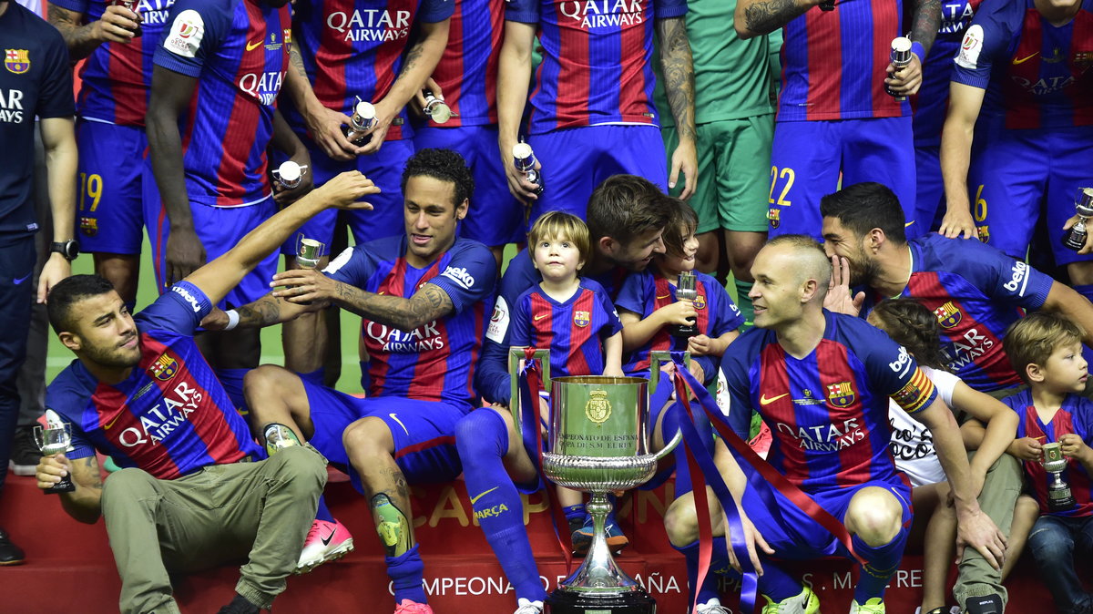 Piłkarze Barcelony triumfują zdobycie Pucharu Króla w 2017 r.