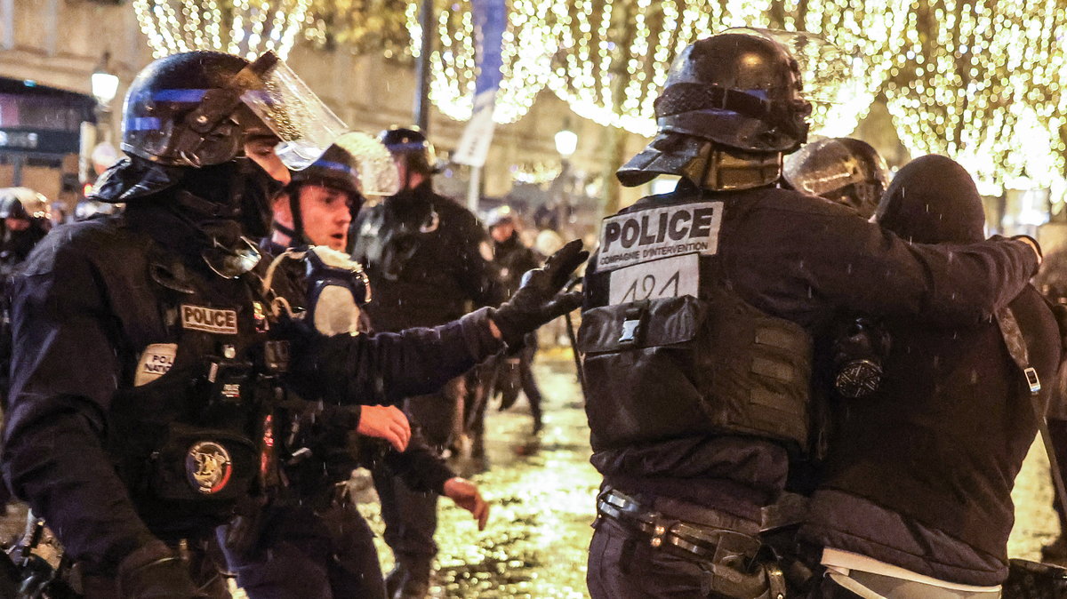 Policja w Paryżu po finale mundialu 2022