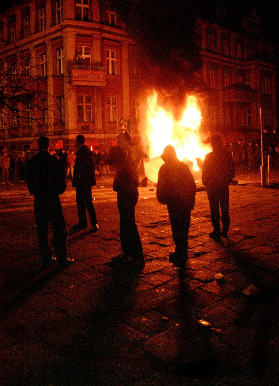 Ulice Słupska stały się areną walk kibiców z policją po tragicznej śmierci Przemka Czai