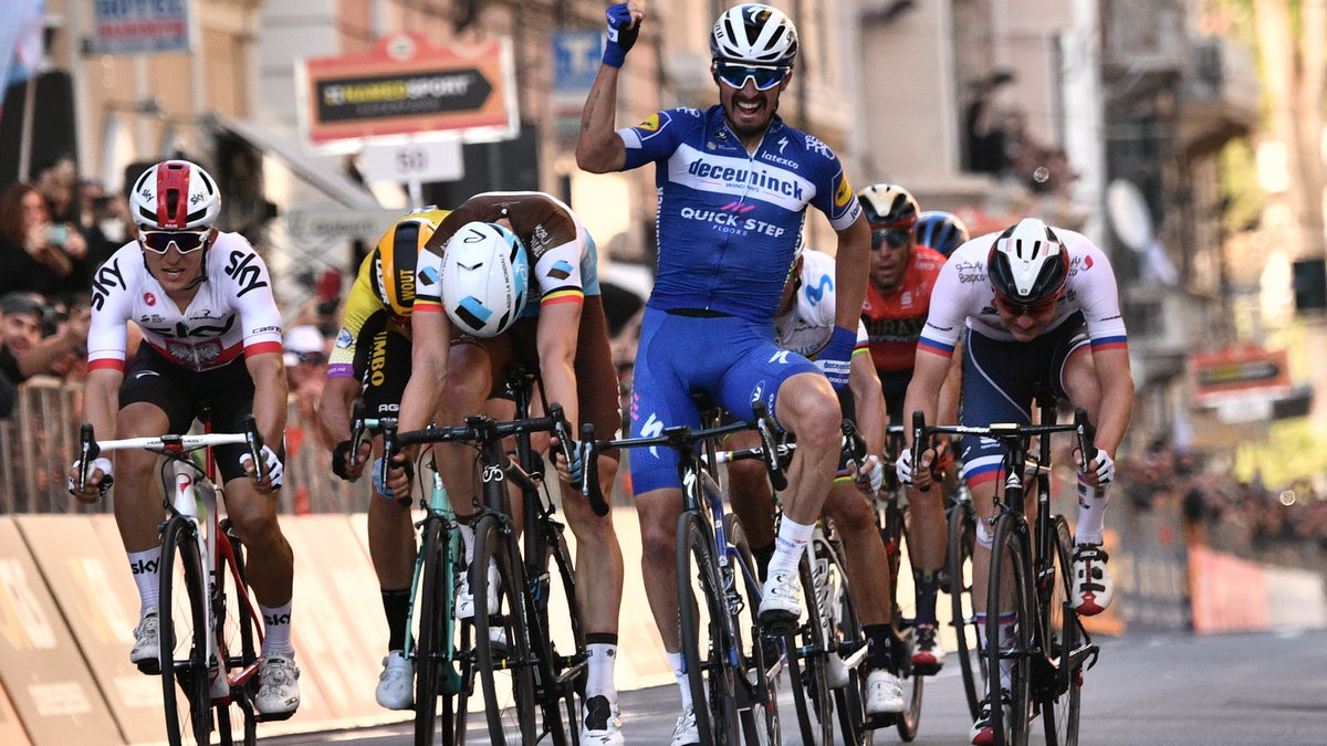 Julian Alaphilippe mija metę klasyku Mediolan - San Remo jako pierwszy. Za nim Oliver Naesen i Michał Kwiatkowski