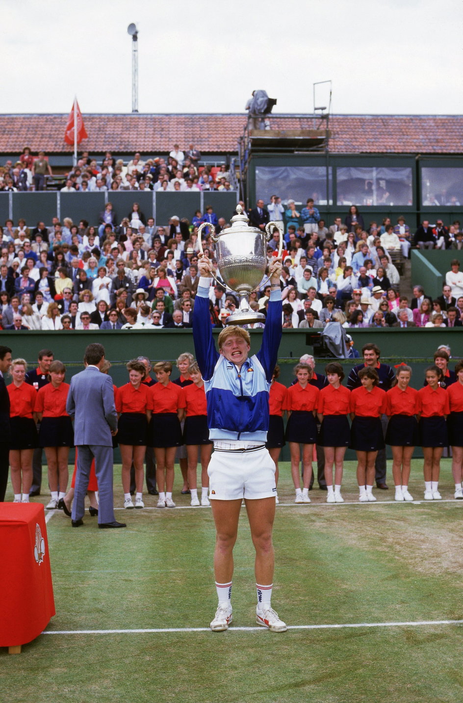 Boris Becker po triumfie na turnieju Queens Club w Londynie (czerwiec 1985 r.)