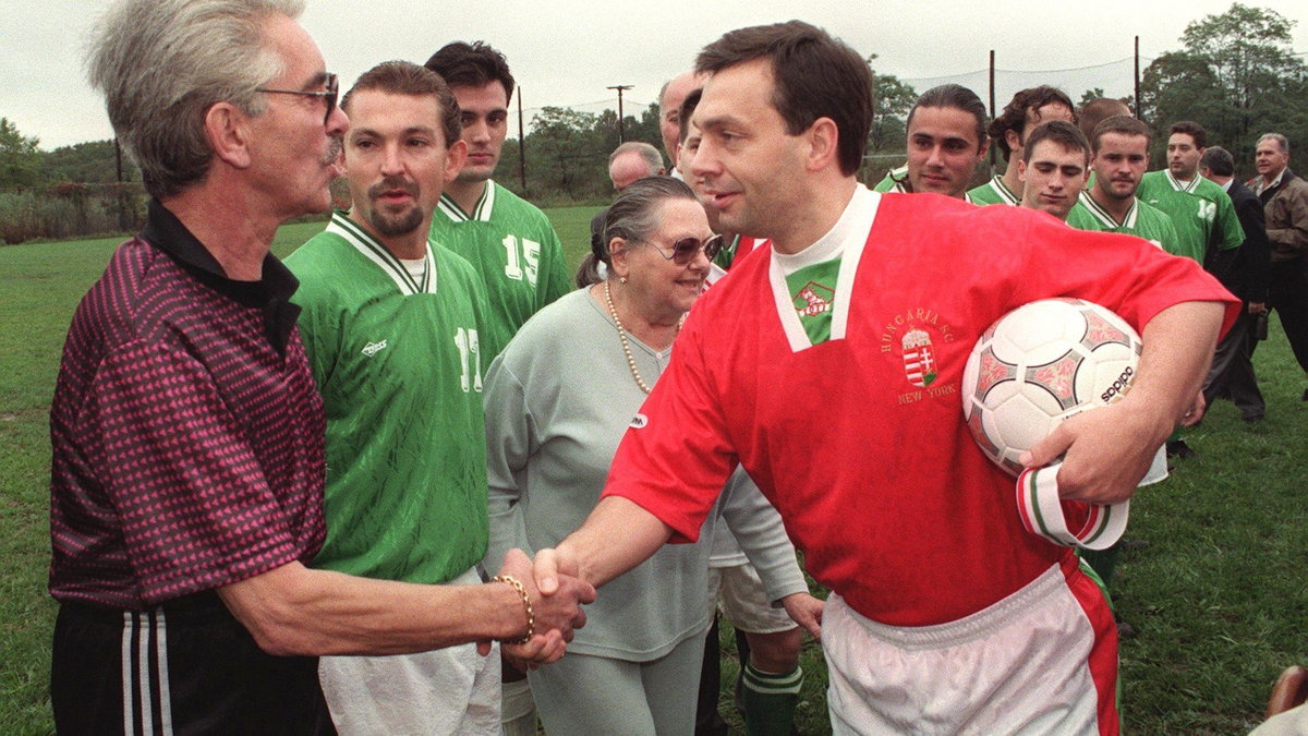 Viktor Orban podczas charytatywnego meczu w 1998 roku