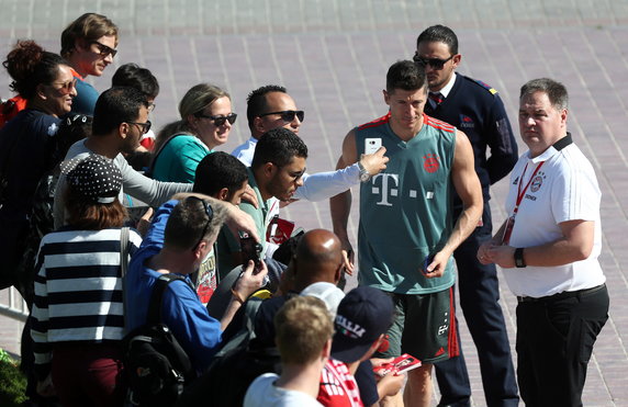 Robert Lewandowski rozdaje autografy