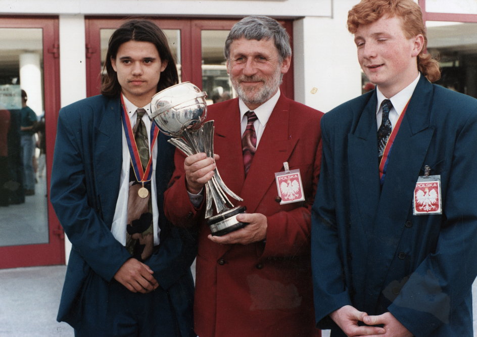 Od lewej: Maciej Terlecki, trener Andrzej Zamilski i Mariusz Kukiełka po powrocie z Turcji w 1993 roku
