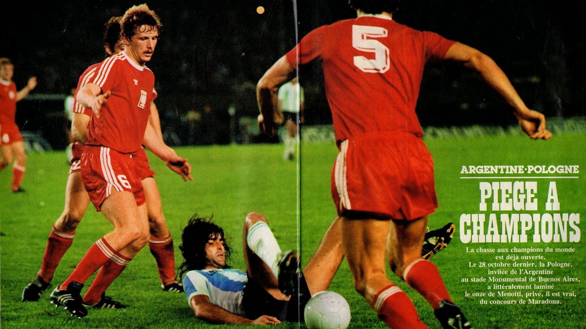 Mecz Argentyna - Polska (1:2) 28 października 1981 r. na Estadio Monumental w Buenos Aires. Na ziemi leży Mario Kempes, który walczy o piłkę z Waldemarem Matysikiem (z lewej) i Pawłem Janasem (nr 5)