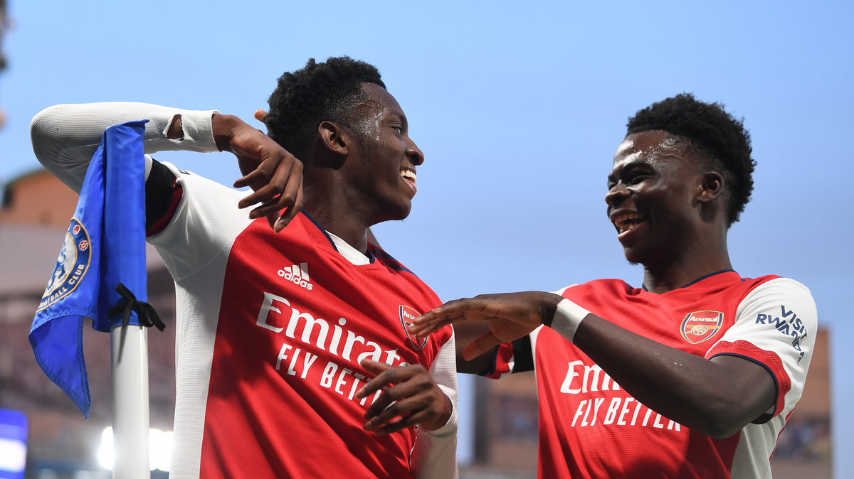 Nketiah i Saka cieszą się z gola dla Arsenalu