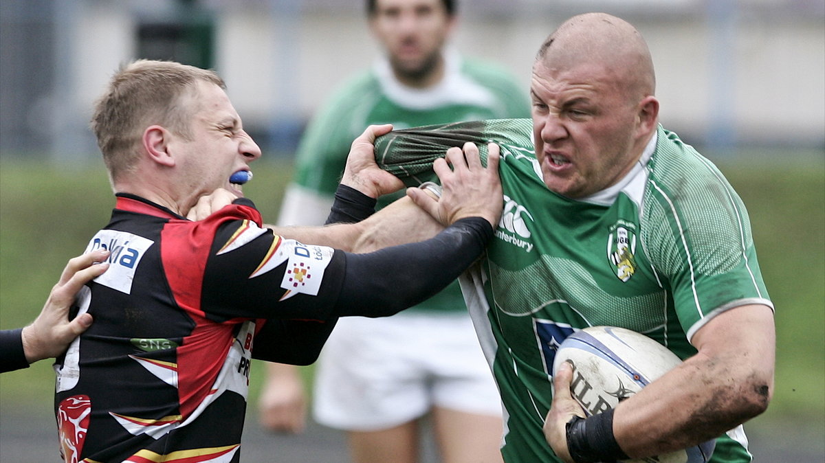 Rafał Wojcieszak (Lechia) powstrzymywany przez Macieja Pabjańczyka (Budowlani Łódź)