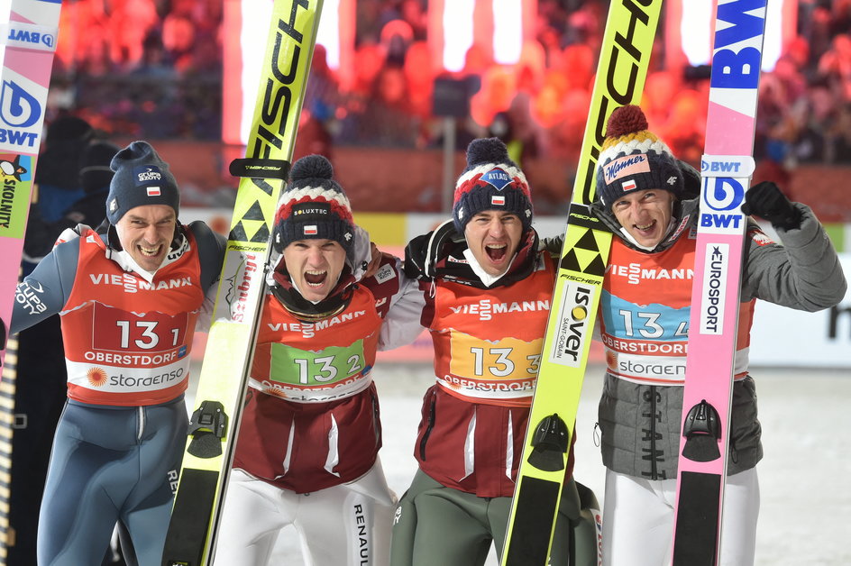 Drużyna polskich skoczków po medalu MŚ w Oberstdorfie: Od lewej: Piotr Żyła, Andrzej Stękała, Kamil Stoch i Dawid Kubacki