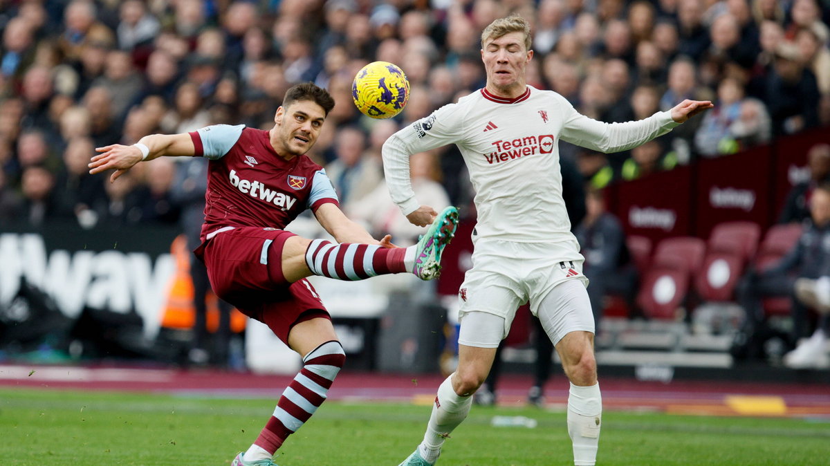 Konstandinos Mavropanos z West Ham (z lewej) w walce z Rasmusem Hojlundem z Manchesteru United (z prawej) w meczu tych drużyn w Premier League