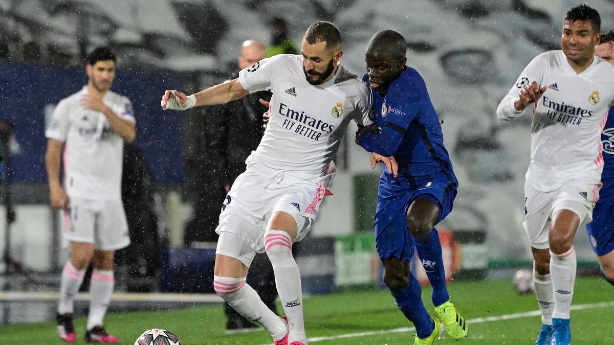 Karim Benzema (z lewej) i N'Golo Kante (z prawej) w meczu Real Madryt - Chelsea