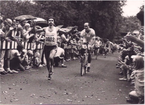 Jak zaczynać to z wysokiego c. W nieplanowanym wcześniej debiucie maratońskim w Duisburgu Jerzy Kowol do mety przybiegł pierwszy przed Brytyjczykiem Chrisem Stewartem. 