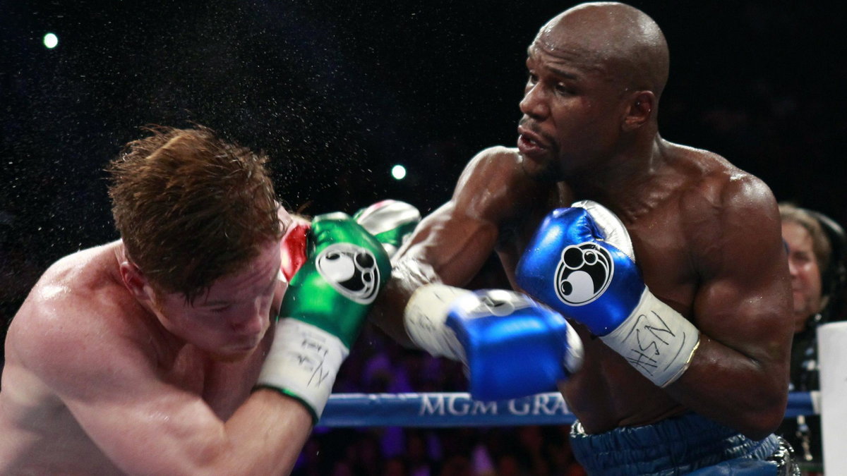 Floyd Mayweather Jr. obija Canelo Alvareza