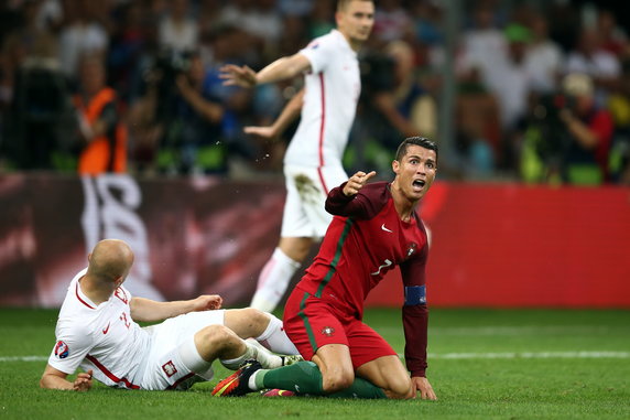 Cristiano Ronaldo domaga się karnego. Ćwierćfinał Euro 2016