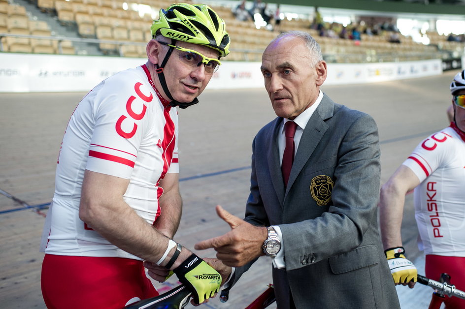 Lech Piasecki przed startem w wyścigu weteranów, który podczas prezentacji Tour de Pologne zorganizował Czesław Lang (z prawej).