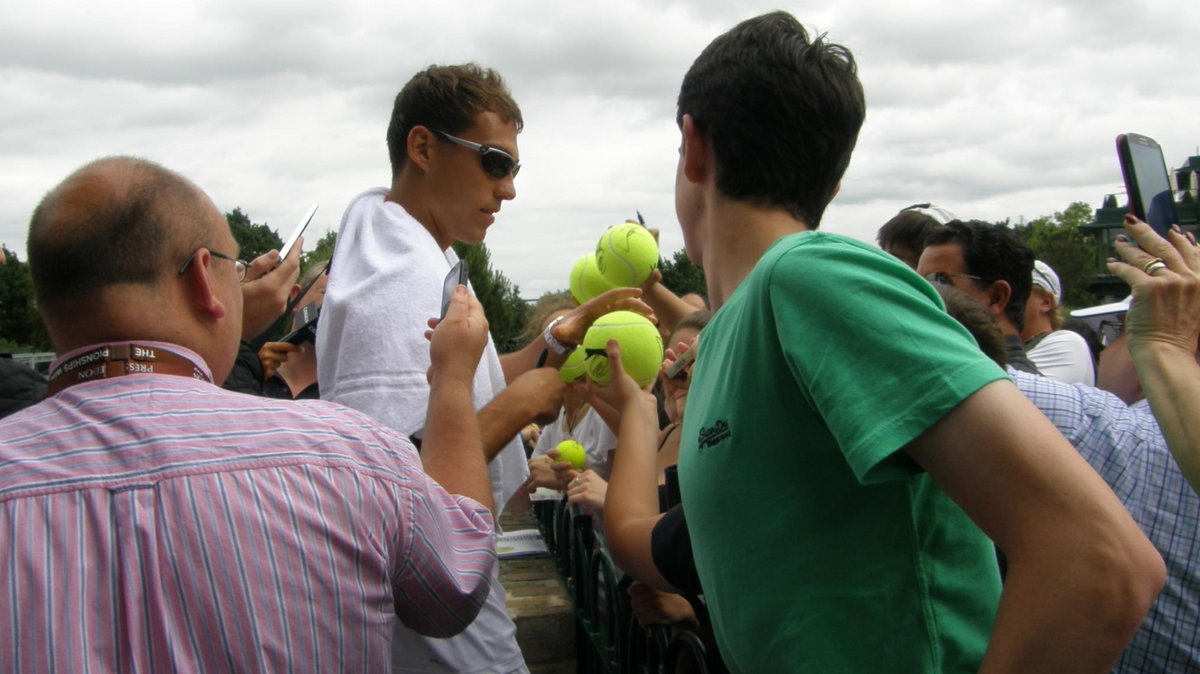 Jerzy Janowicz rozdaje autografy