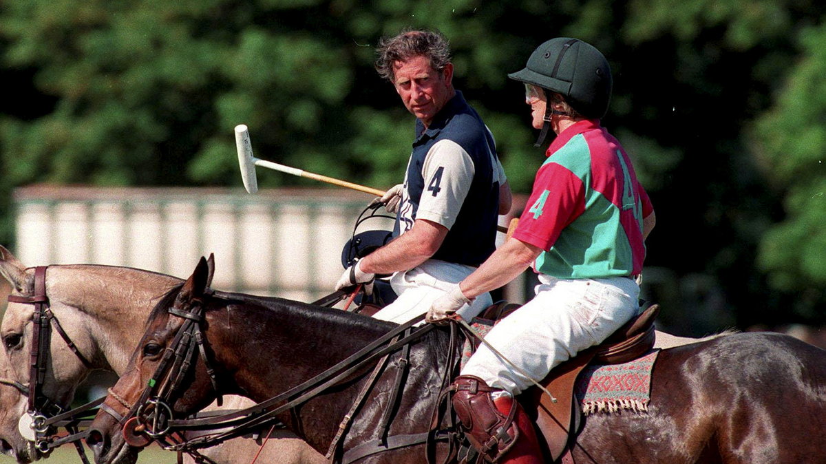 Król Karol III w roku 1996 podczas gry w polo