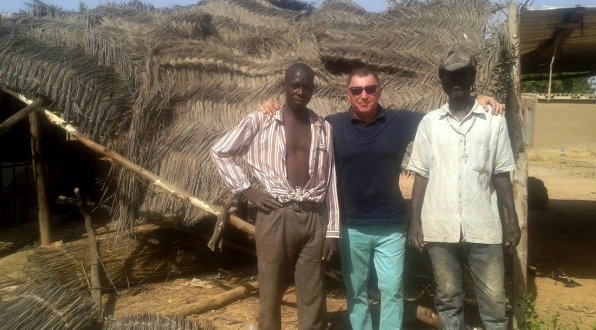 Bogusław Baniak z dwoma robotnikami przed rozpoczęciem budowy domu w Burkina Faso