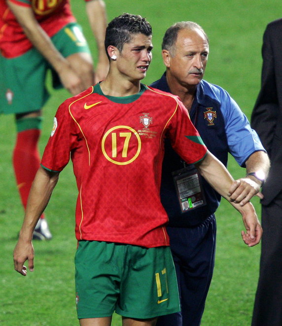 Luis Felipe Scolari pociesza Cristiano Ronaldo po przegranym finale ME 2004.