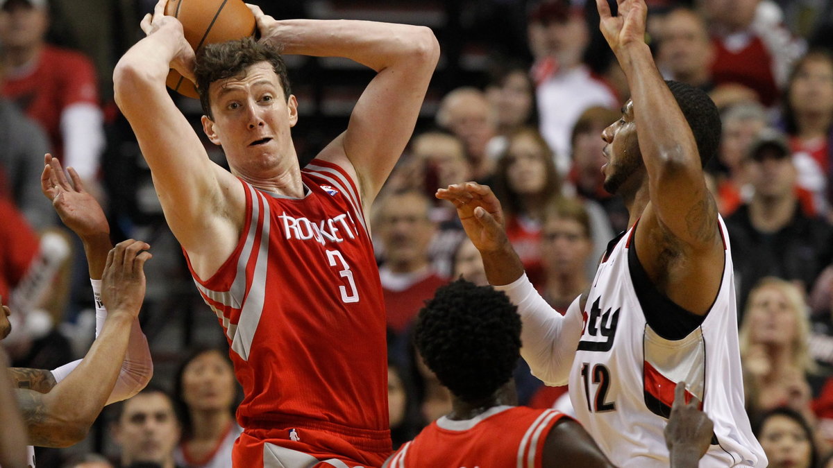 Omer Asik (z lewej)