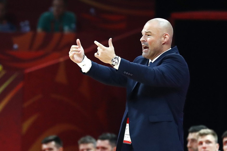 – Będę zadowolony tak długo, jak będę mógł pracować jako trener otoczony dobrymi ludźmi – mówi Mike Taylor, trener reprezentacji Polski koszykarzy.