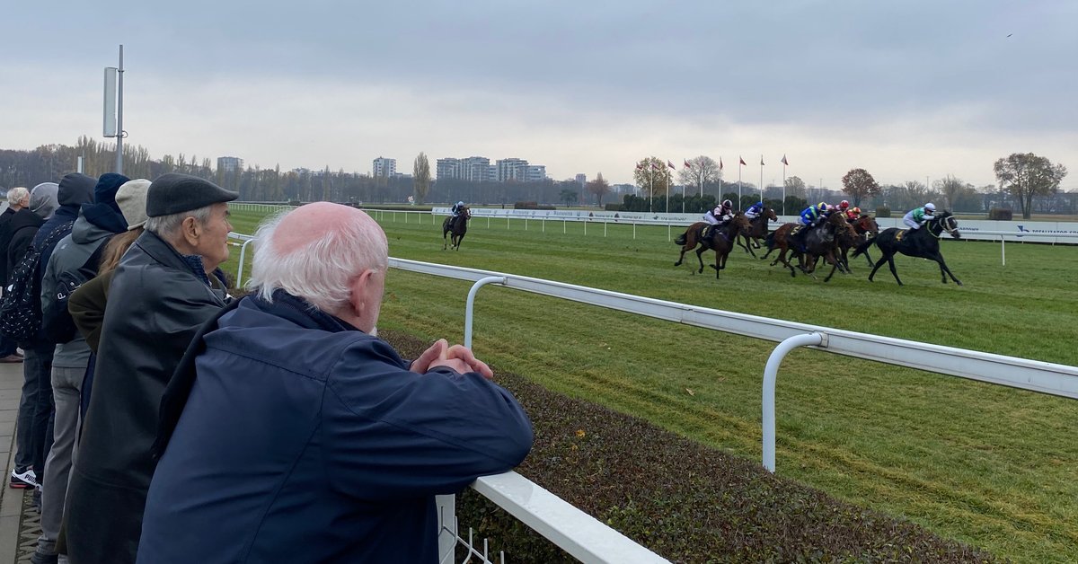 Pan Henryk przychodzi na Służewiec od 50 lat. Wyścigi konne są tylko pretekstem