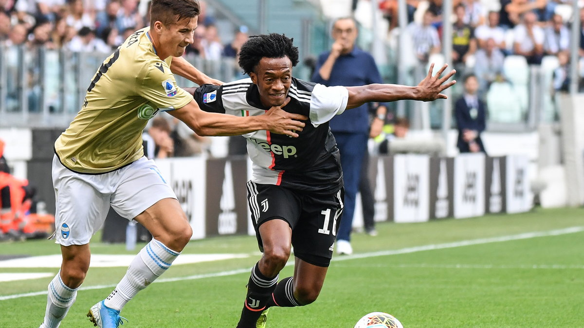 Arkadiusz Reca (SPAL Ferrara) i Juan Cuadrado (Juventus Turyn)