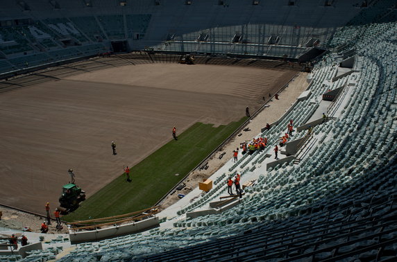 Układanie murawy na stadionie we Wrocławiu, fot. PAP/Grzegorz Hawałej