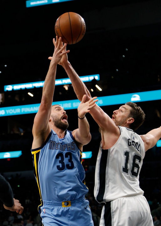 Marc Gasol (z lewej) i Pau Gasol