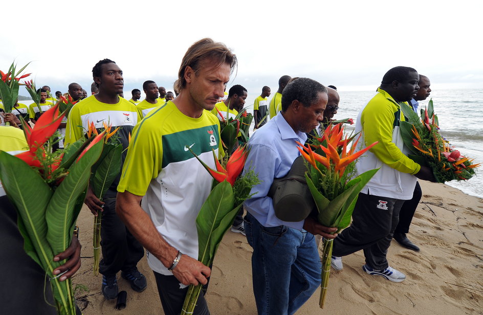 Rok 2012, Gabon. Reprezentacja Zambii, prowadzona przez Herve Renarda, składa hołd ofiarom katastrofy.