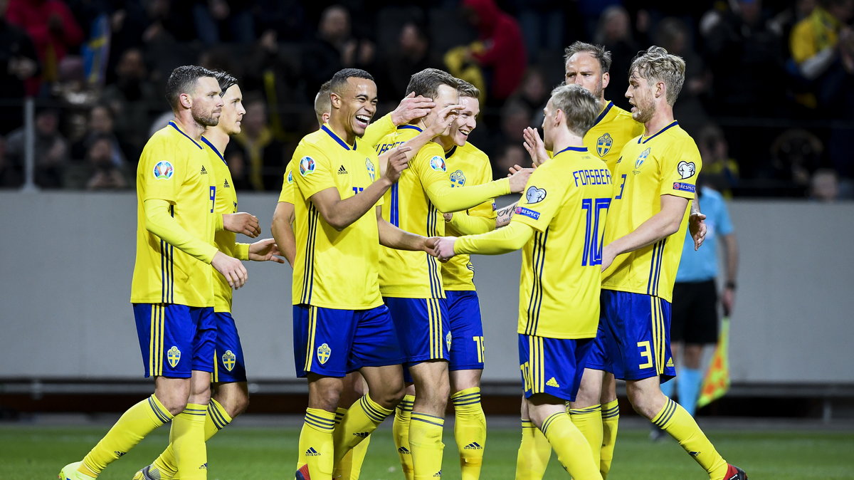 Reprezentanci Szwecji celebrujący pierwszą z bramek