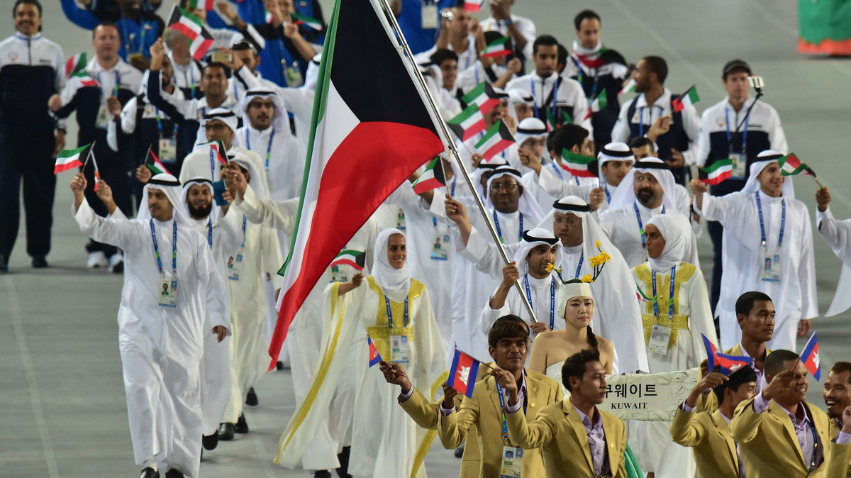 Fehaid Aldeehani, gdy jeszcze niósł flagę Kuwejtu