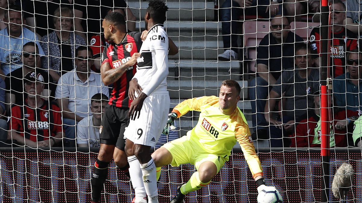 Artur Boruc broni strzał w meczu Bournemouth - Fulham