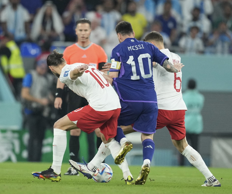 Lionel Messi w walce z reprezentantami Polski podczas MŚ w Katarze