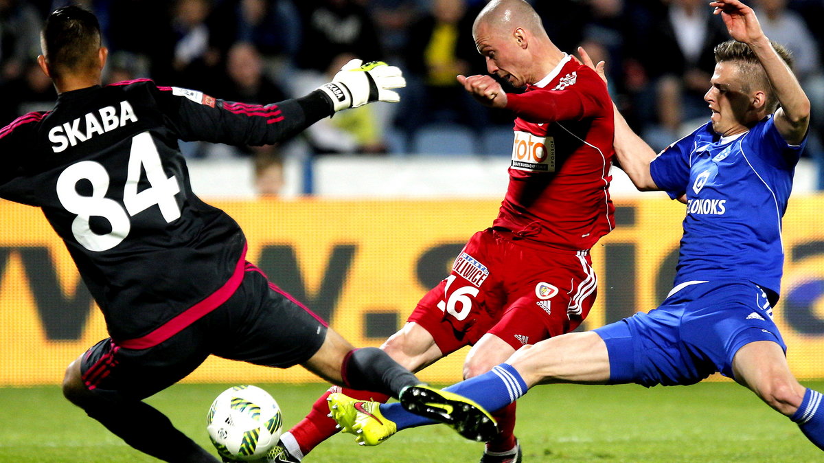 PIŁKA NOŻNA LIGA POLSKA RUCH CHORZÓW PIAST GLIWICE (Wojciech Skaba Mateusz Cichocki Martin Nespor)