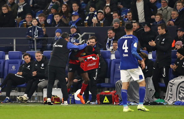 Jordan Torunarigha rzuca skrzynką na ławce rezerwowych Schalke 04